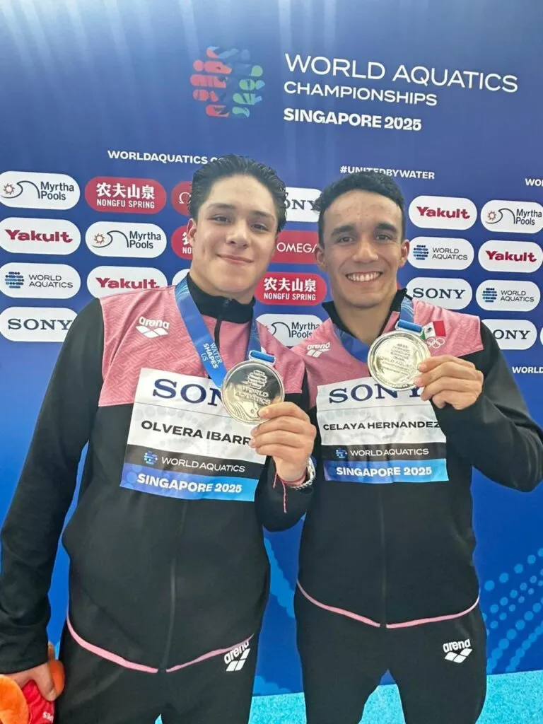 Clavadistas mexicanos ganan plata en Singapur