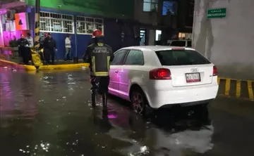 Atienden emergencia por deslave en Jilotzingo tras intensas lluvias, otros municipios afectados fueron Tlalnepantla y Tultitlán.