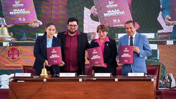 Isaac Montoya rinde primer informe de resultados de Naucalpan en presencia de Delfina Gómez