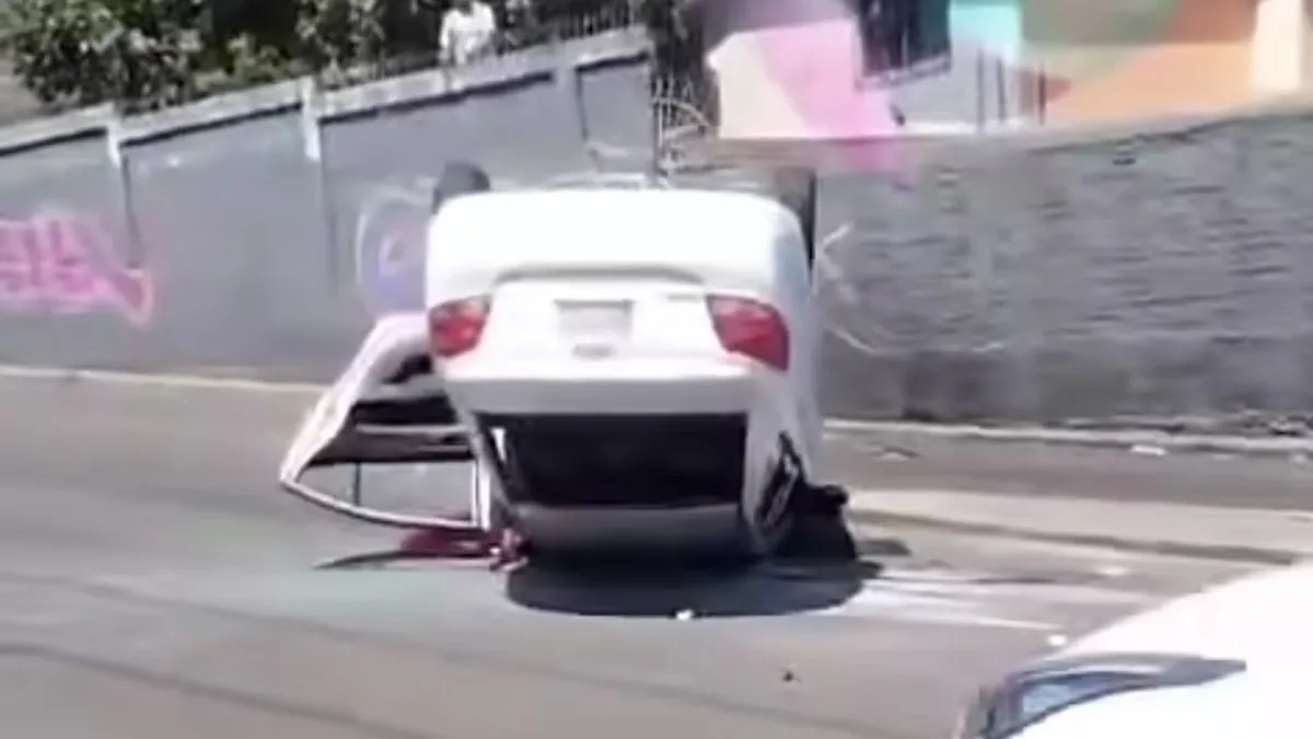 Auto vuelca en la López Mateos, Naucalpan; reportan mujer sin vida y varios lesionados