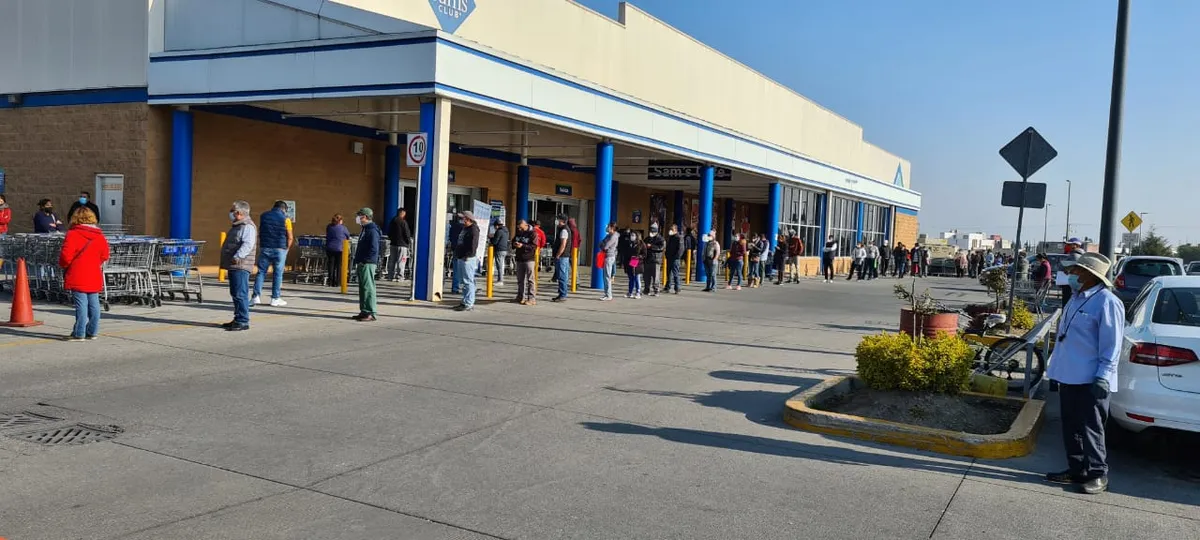 VIDEO: Sujeto armado genera pánico en el estacionamiento de Sam’s Alfredo del Mazo