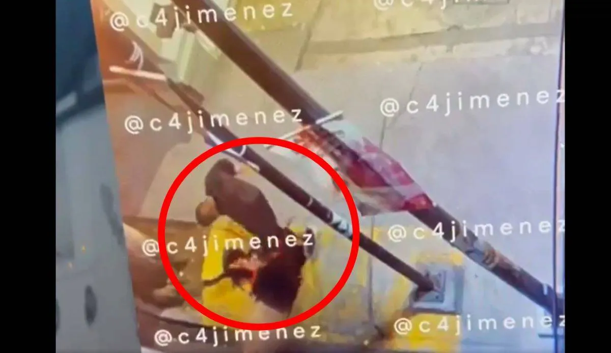 Dichas imágenes, que se están haciendo viral en redes sociales, han causado indignación debido a la brutal actitud de Kevin Baruch Flores que tiene poco de haber salido del reclusorio. Foto: Captura.