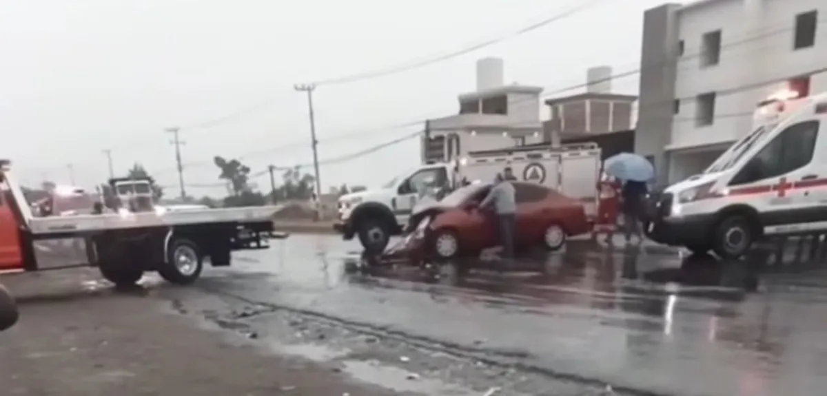 El incidente dejó personas lesionadas, por lo que equipos de emergencia acudieron al lugar.