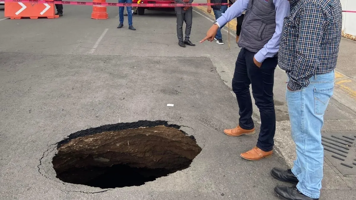 Socavón alerta a vecinos de un fraccionamiento en Tecámac
