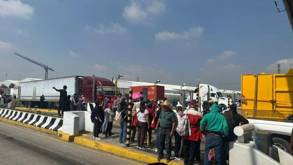 Habitantes de Fimesa 2 toman la caseta de Tepotzotlán y levantan plumas