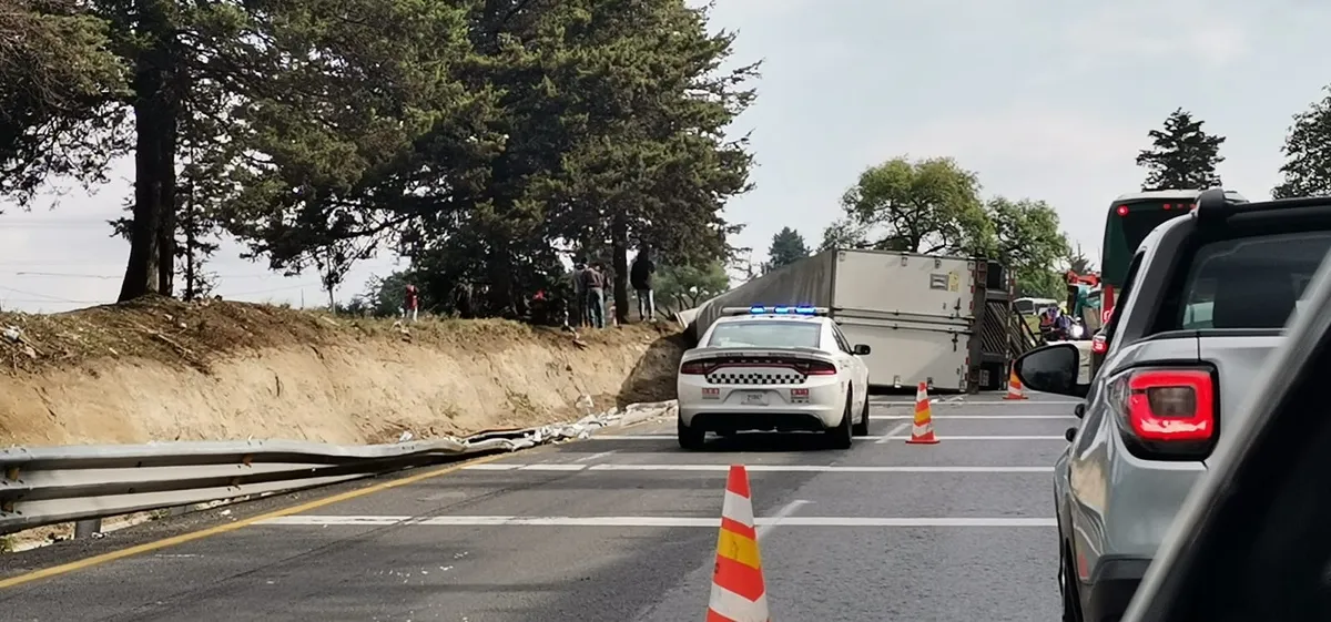 Tráiler vuelca en la carretera Toluca-Ixtlahuaca