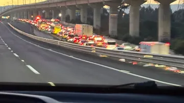 Grúas trabajan para retirar vehículos tras accidente en la México-Toluca