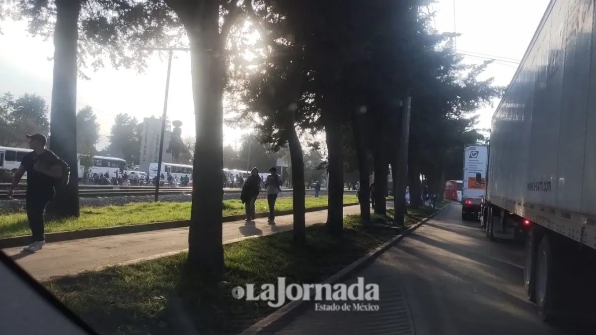 Manifestantes retiran bloque en Paseo Tollocan