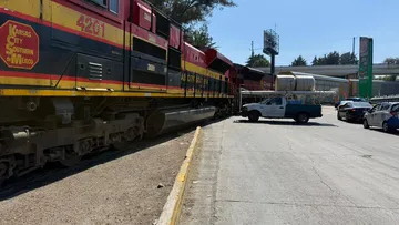 Elementos de Protección Civil, policía municipal y personal de Ferrocarriles trabajan en las maniobras para retirar los vagones y restablecer el tránsito.