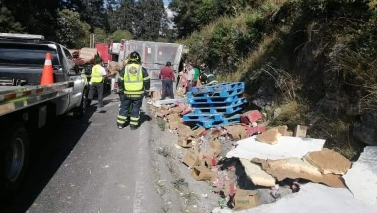 México – Toluca: Tráiler  con productos Nestlé volcó, no hay víctimas