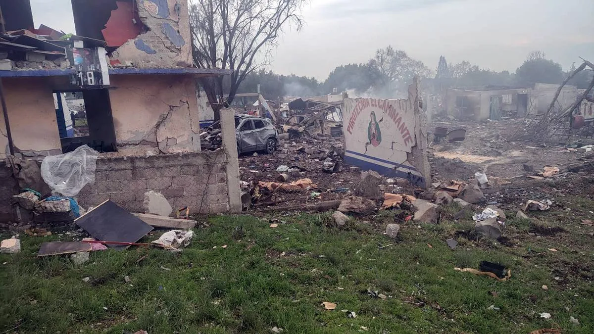 Un muerto y nueve heridos deja explosión de talleres pirotécnicos en Tultepec