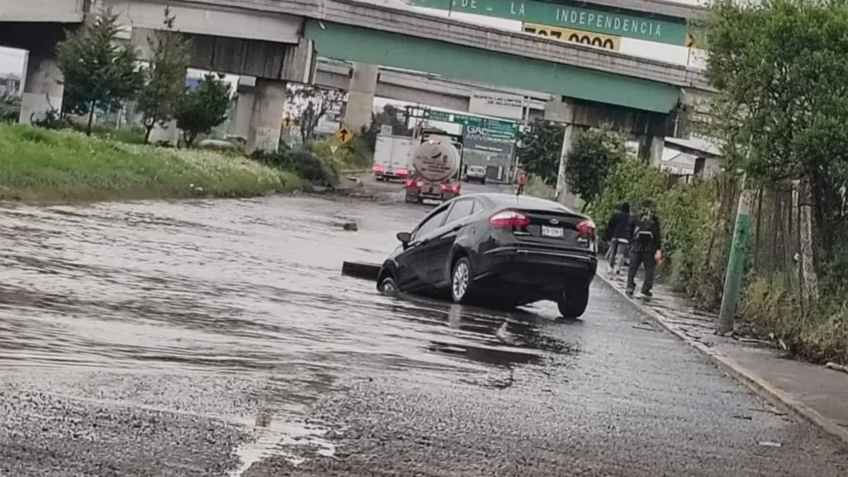 Reportan enorme bache en la México-Toluca