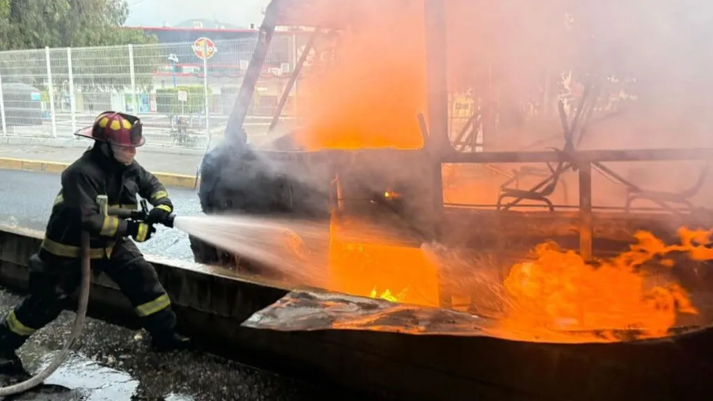 Autobús de pasajeros se incendia en Tlalnepantla