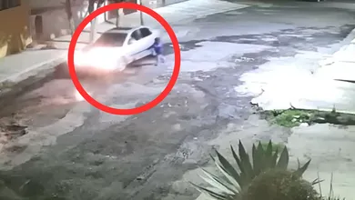 De acuerdo con reportes preliminares, el niño fue dejado en la vía pública mientras lloraba y suplicaba que no lo abandonaran.