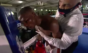 Muere boxeador que se hizo viral  por perder el sentido y lanzar  golpes al aire en una pelea