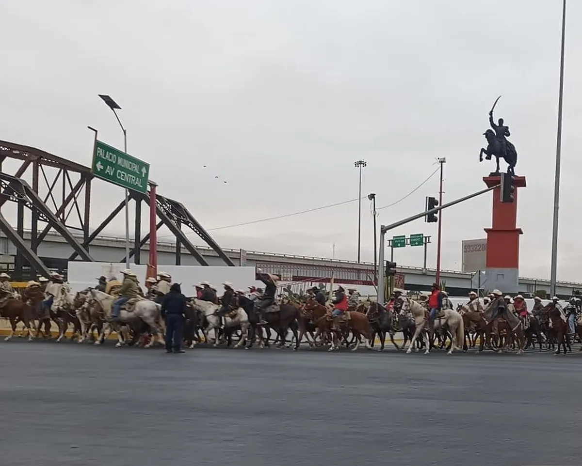 (VIDEO) Peregrinos a caballo cruzan el Edomex rumbo a la Basílica de Guadalupe