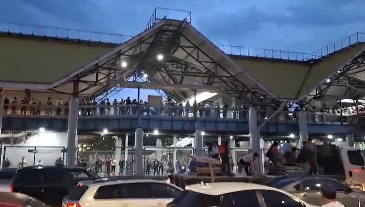 Ecatepec: cientos de usuarios de la Línea B del Metro afectados tras caída de árboles