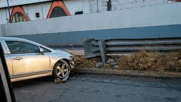 Automóvil pierde el control y se impacta contra muro en San Pedro Totoltepec