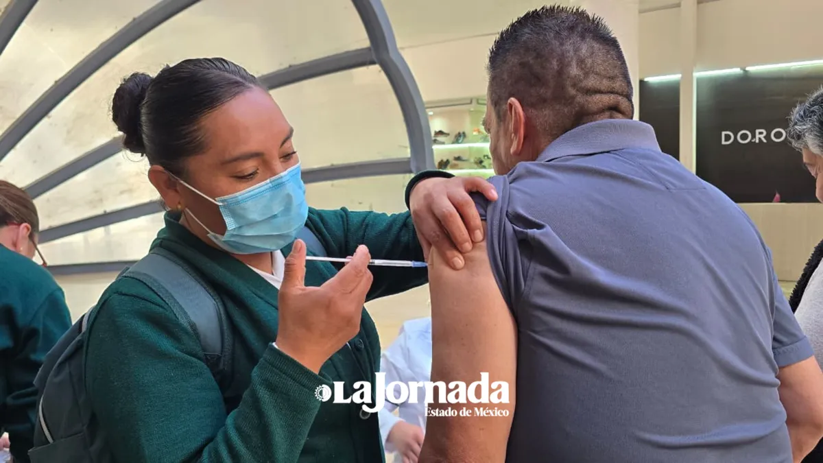 IMSS realiza jornada de vacunación invernal en los Portales de Toluca