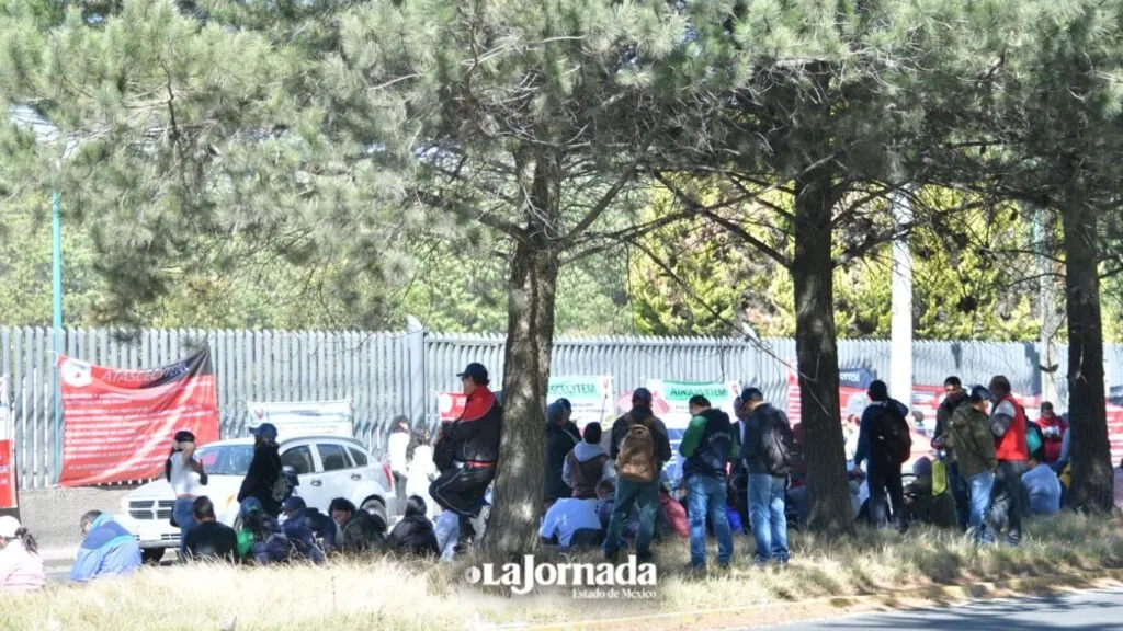Maestros de CECyTEM bloquean avenida Tecnológico y exigen homologación salarial