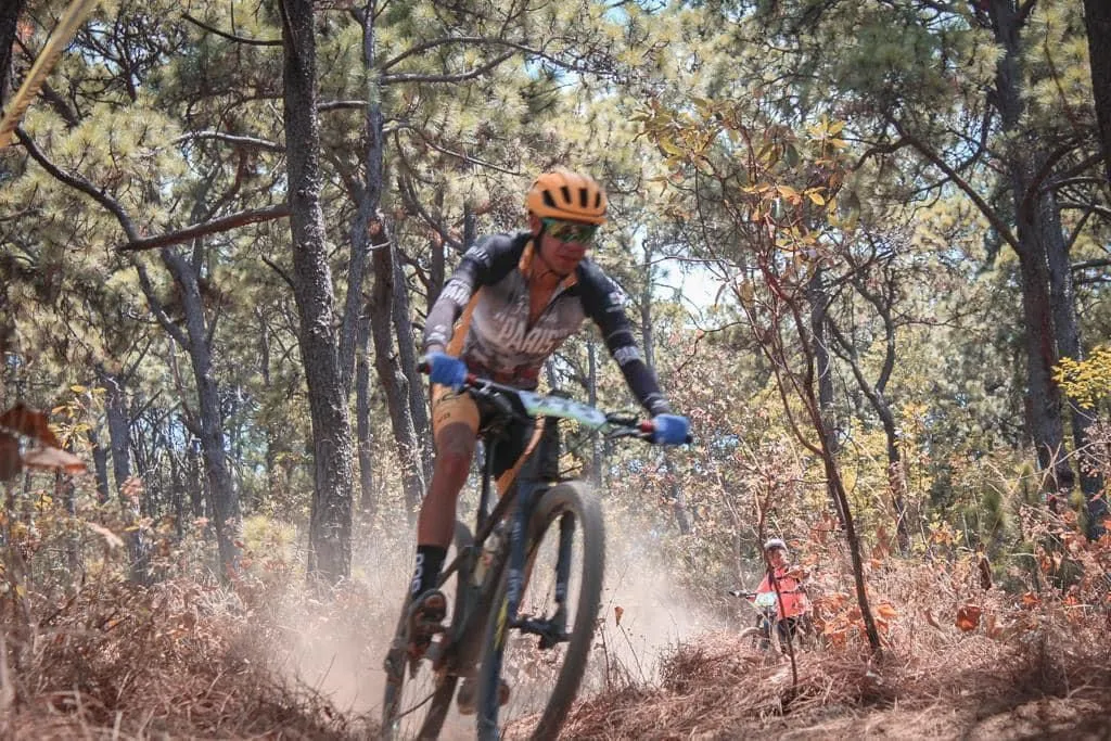 Ciclistas de Huixquilucan y Valle de Bravo brillan en el estatal de ciclismo de montaña