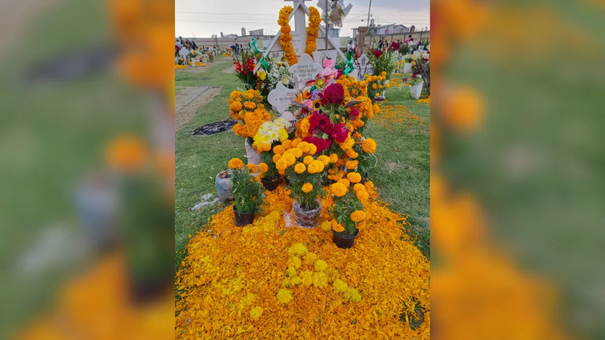 Ofrenda tradicional otomí, sobre petate y entre flores comida y aroma de copal en Otzolotepec
