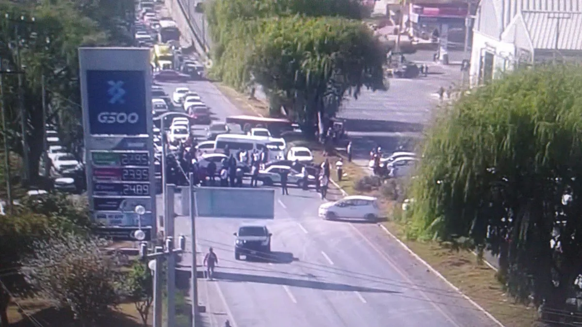 El tráfico ya se extiende hasta el puente de Metepec, afectando a cientos de automovilistas y usuarios del transporte público.
