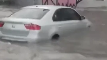 Inundada vialidad López Portillo a la altura de Coacalco