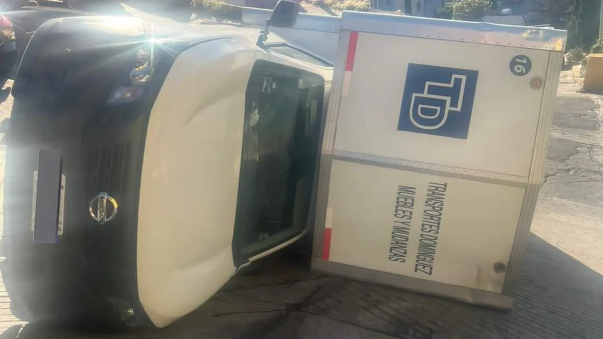 Vuelca camioneta de carga en la Zona Oriente de Tlalnepantla