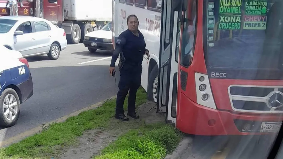 Camionero se queda atorado al intentar brincar camellón en la Toluca-Naucalpan