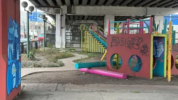 Bajopuentes de Paseo Tollocan: El paisaje del abandono entre smog y olvido