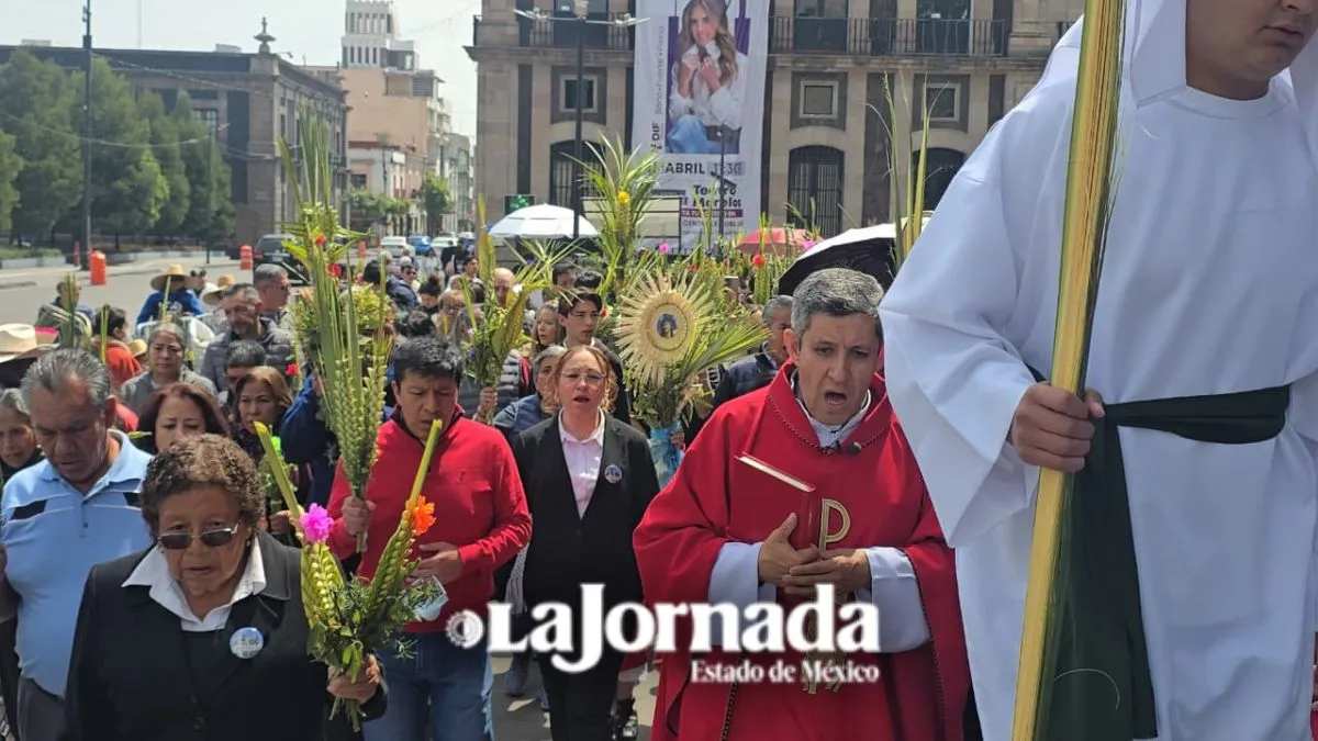 Fieles celebran Domingo de Ramos en la Catedral de Toluca