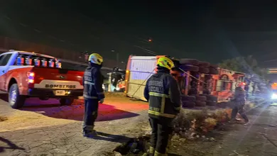 Autoridades ya trabajan en la remoción del vehículo.