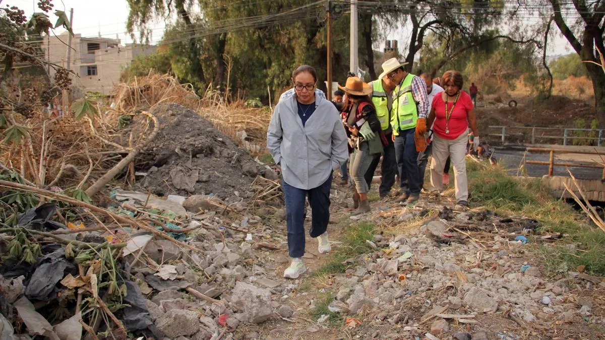 Azucena Cisneros supervisa apoyo a afectados por desbordamiento de zanjas