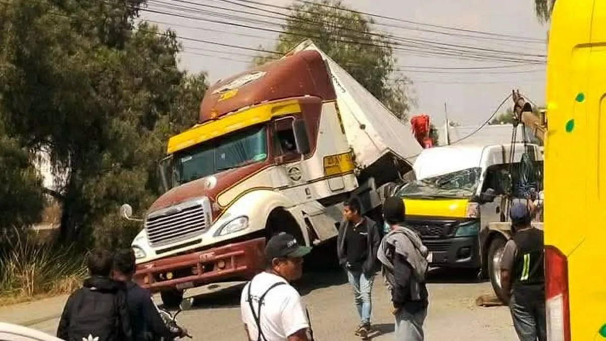 Accidente entre combi de pasajeros y tráiler en Cuautitlán Izcalli