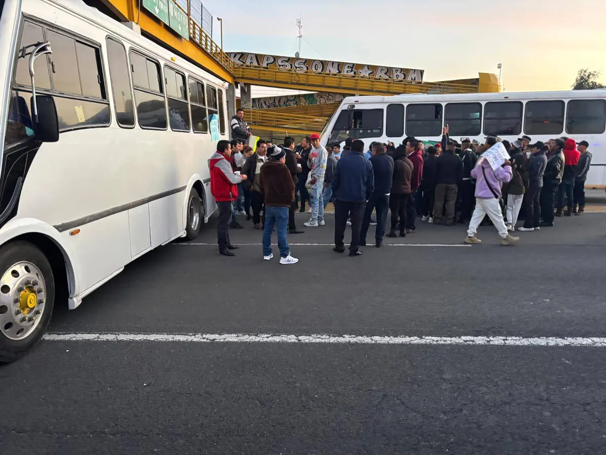 Transportistas bloquean autopista México-Puebla