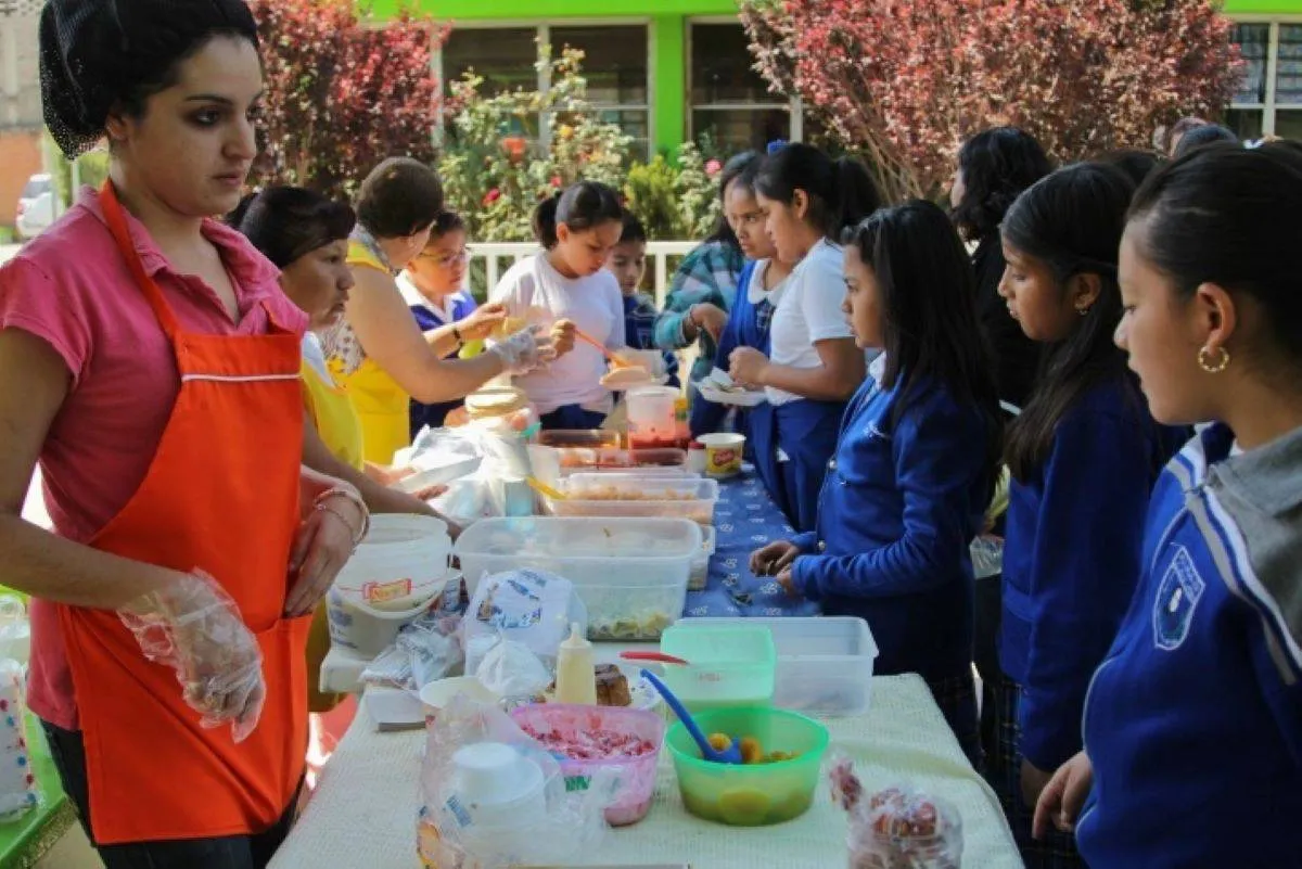 Es pertinente aclarar que la convocatoria son para alumnas y alumnos inscritos en escuelas particulares incorporadas a SEIEM, en los niveles preescolar, primaria, secundaria general y secundaria técnica. Foto: La Jornada