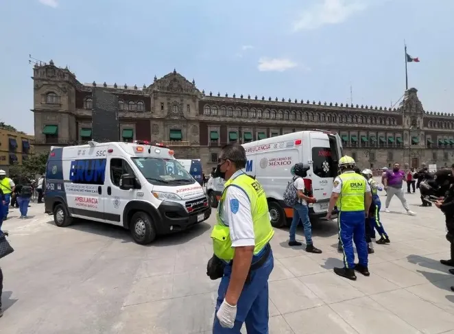 Supuestos normalistas lanzan petardos a Palacio Nacional por caso Ayotzinapa