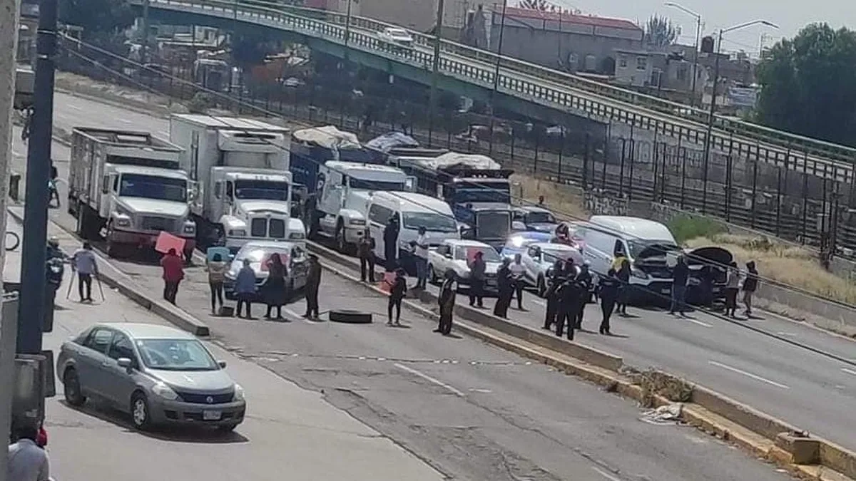 (VIDEO) Comerciantes y policías se enfrentan afuera de un panteón en Ecatepec
