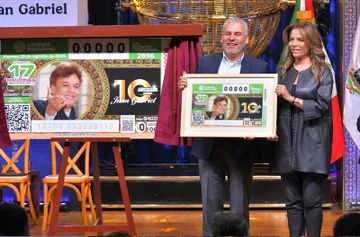La titular de Lotería, Olivia Salomón, y el Gobernador de Michoacán, Alfredo Ramírez, develan billete en honor a Juan Gabriel “el amor eterno de México”