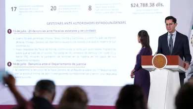 Roberto Velasco durante la conferencia donde presentó el informe sobre las denuncias por la muerte de mexicanos vinculada al ICE.
