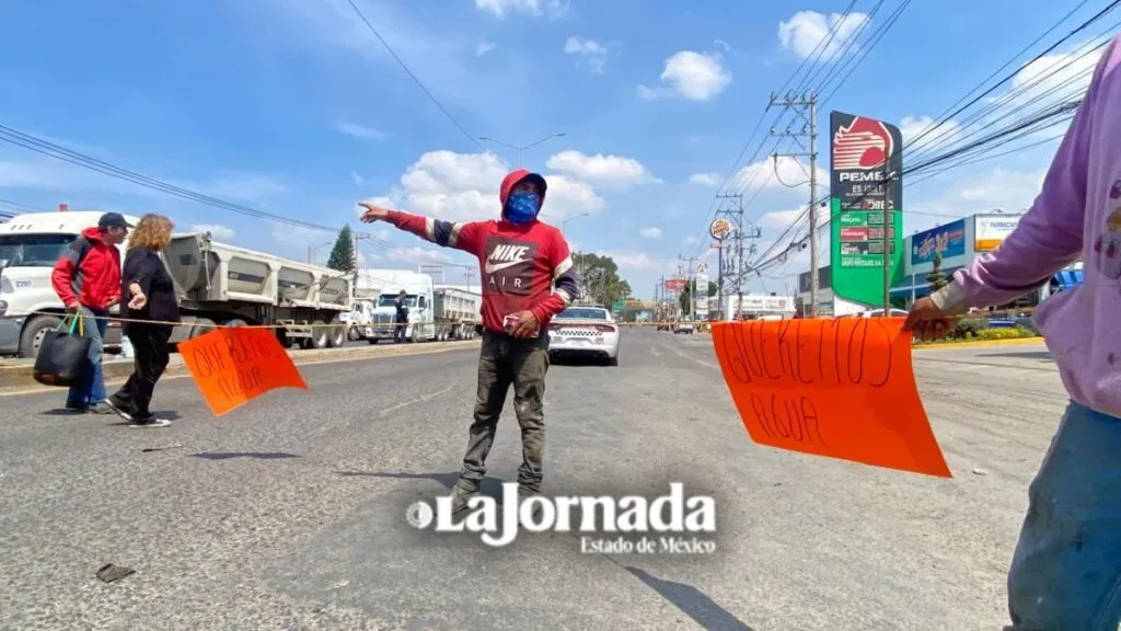Vecinos de Chicoloapan bloquean la México-Texcoco; exigen abasto de agua