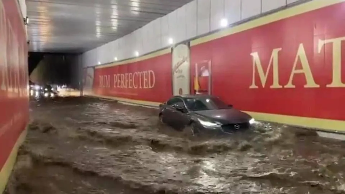 Caos vial en CDMX por inundaciones tras fuertes lluvias; Periférico colapsa