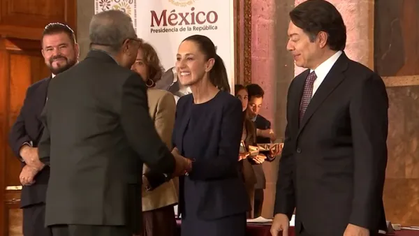 Claudia Sheinbaum anunció un aumento salarial del 10% y más vacaciones para maestros, en el Día del Maestro 2025.