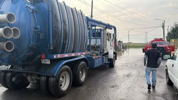 Toluca atiende inundaciones y encharcamientos en San Pablo Autopan