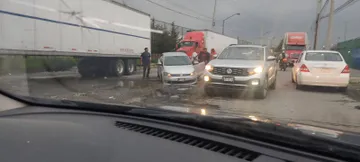 Toluca: Auto queda varado en bache de Industria Automotriz