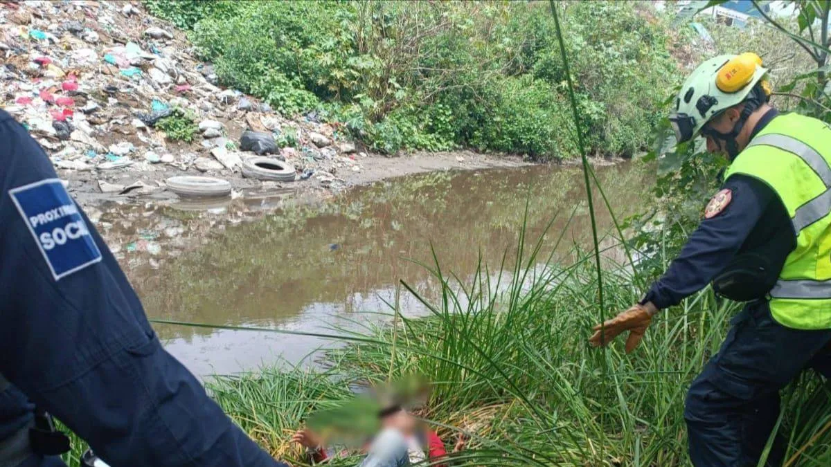 Presunto golpeador intenta huir lanzándose a canal en Ecatepec