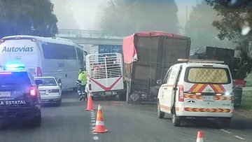 Accidente entre tráiler y camionetas provoca cierre parcial en la autopista Atlacomulco-Toluca
