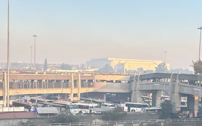 Durante la mañana se reportaron incendios en los municipios de Texcoco y Nezahualcóyotl, cuyas columnas de humo impactaron a la CDMX desde el amanecer. FOTO: Zasid Quizamán