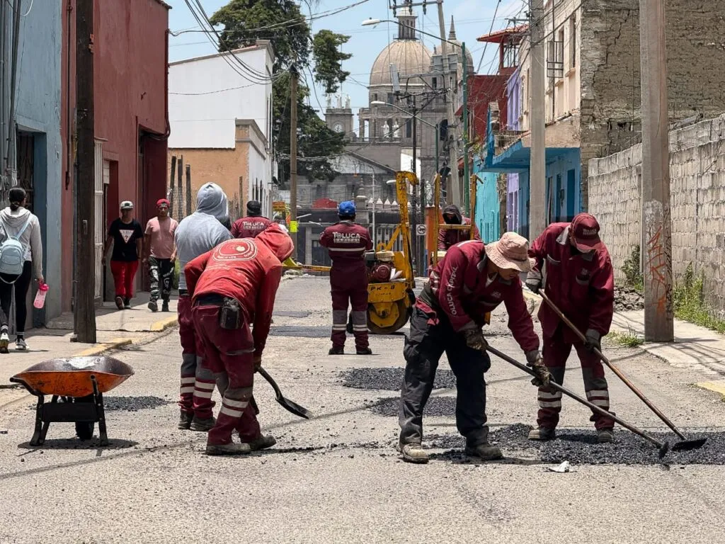 Continúan trabajos de bacheo en distintas zonas de Toluca